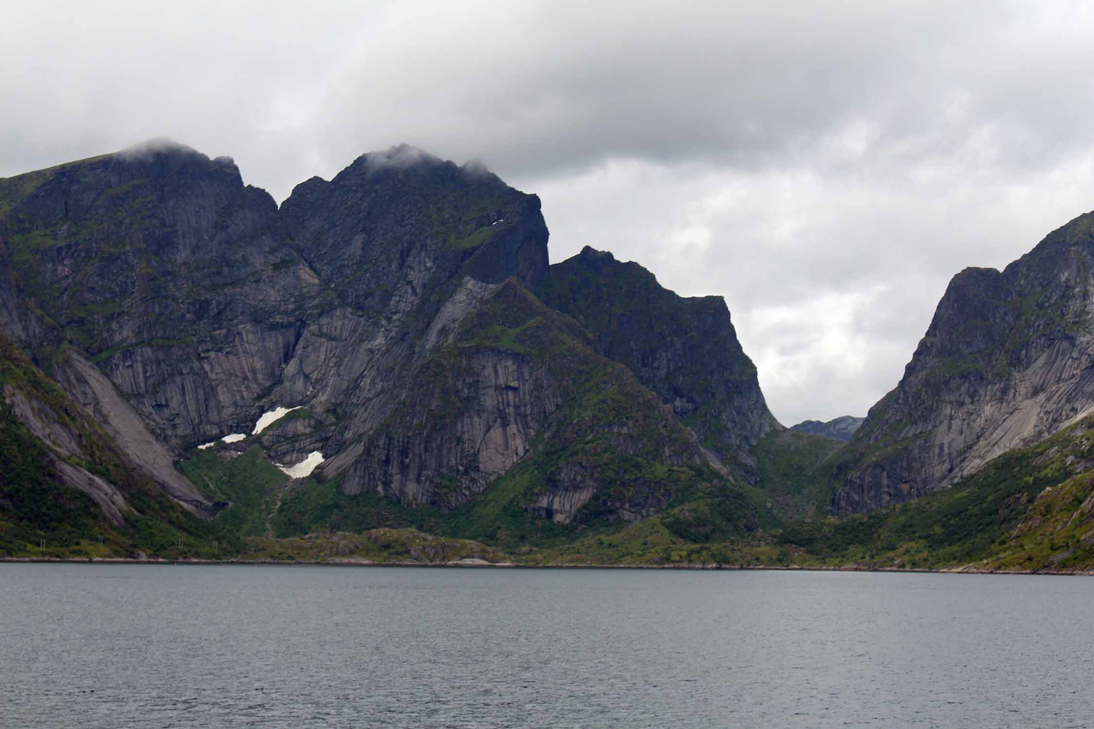 Norvège, Lofoten, Sakrisoy, montagne