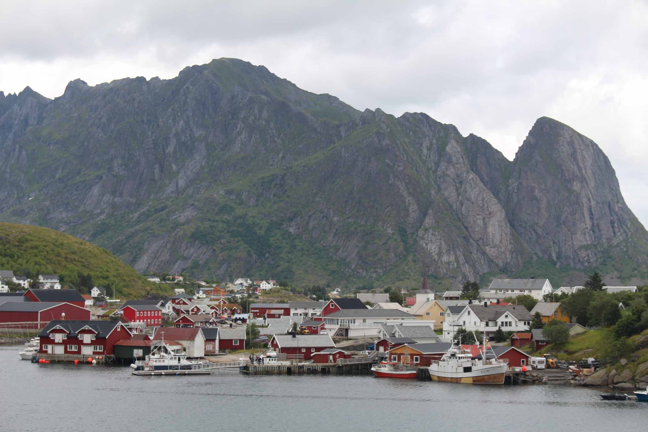 Lofoten, Reine, maisons rouges, paysage