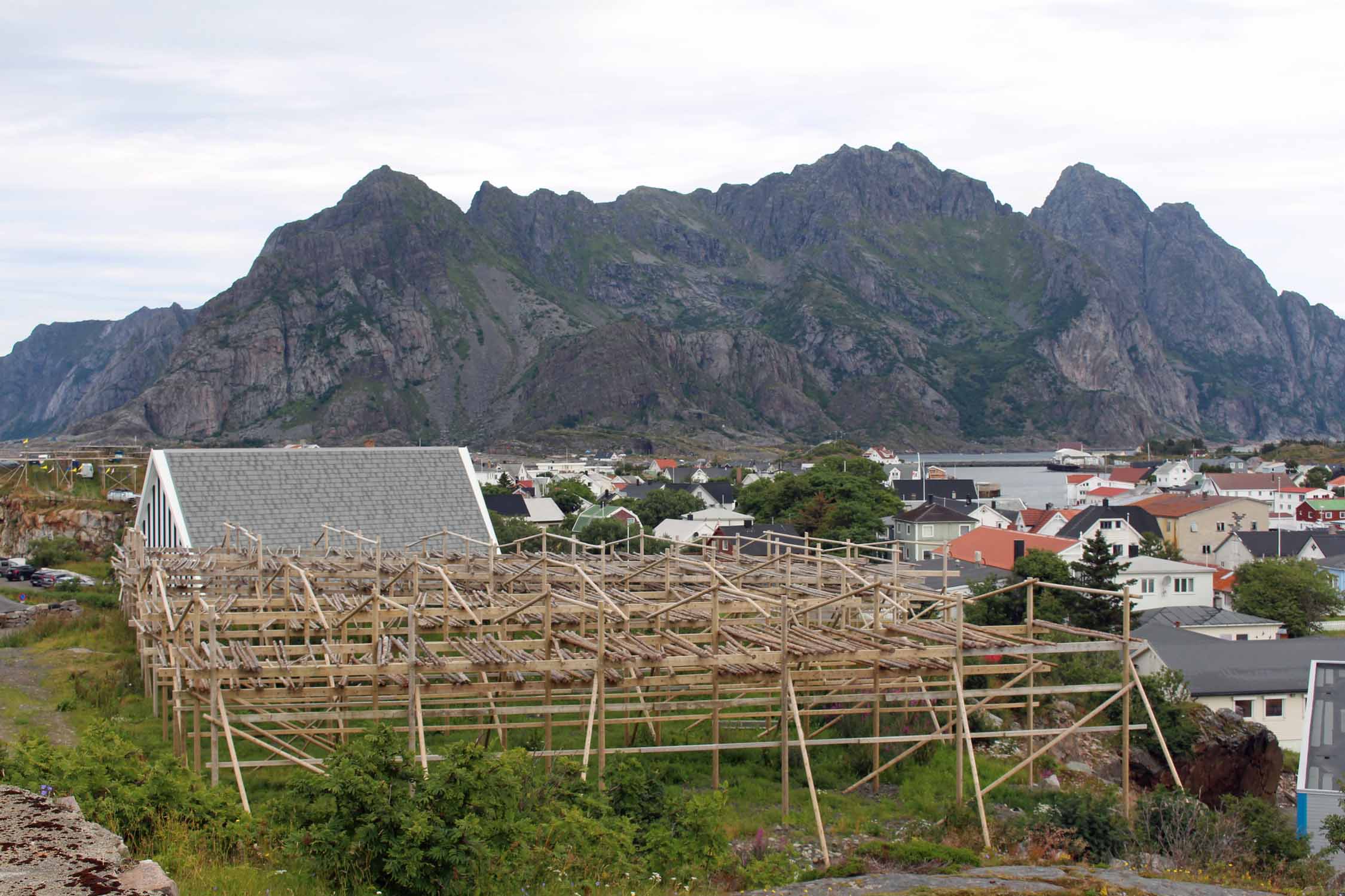 Norvège, Lofoten, Henningsvaer, séchoirs à poissons