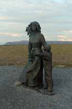 Laponie, Cap Nord, sculpture m&egrave;re et enfant