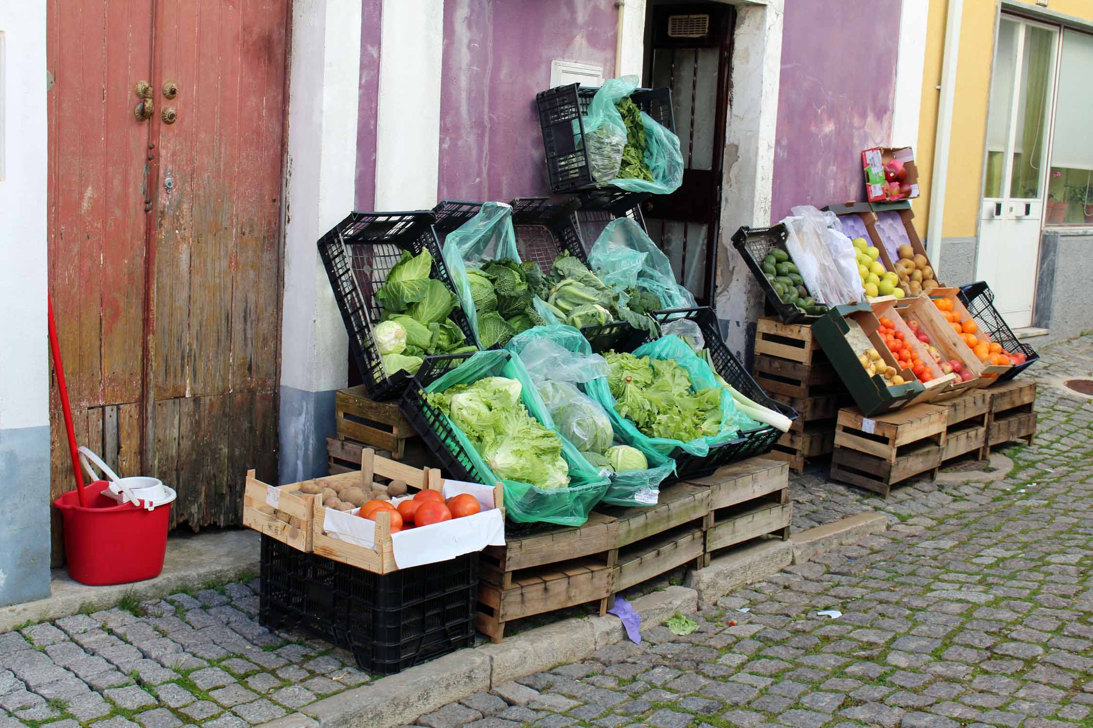 Monchique, étalage de fruits et légumes