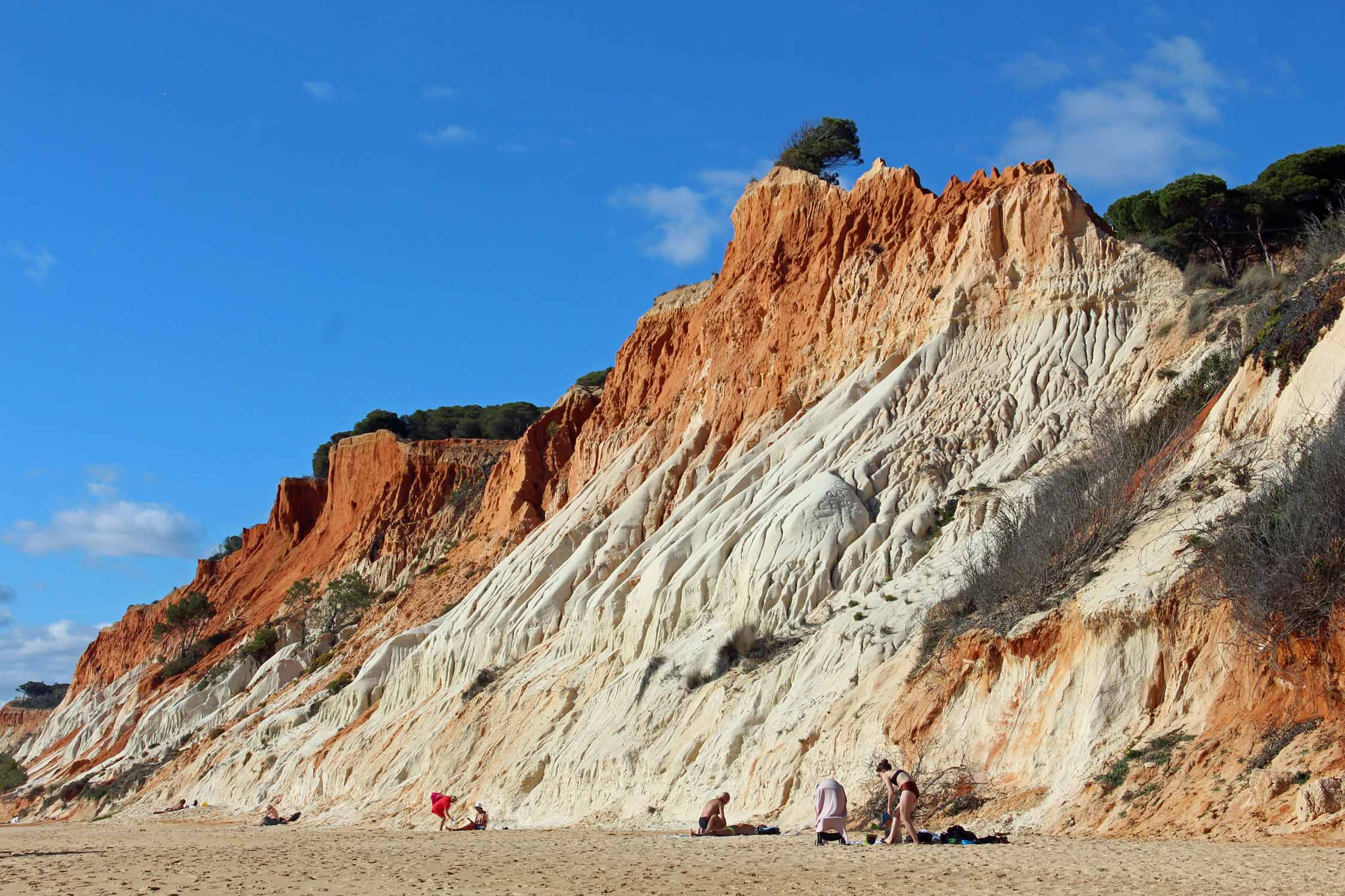 Plage de Falesia, falaises colorées