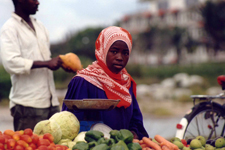 Zanzibar, marchande de l&eacute;gumes