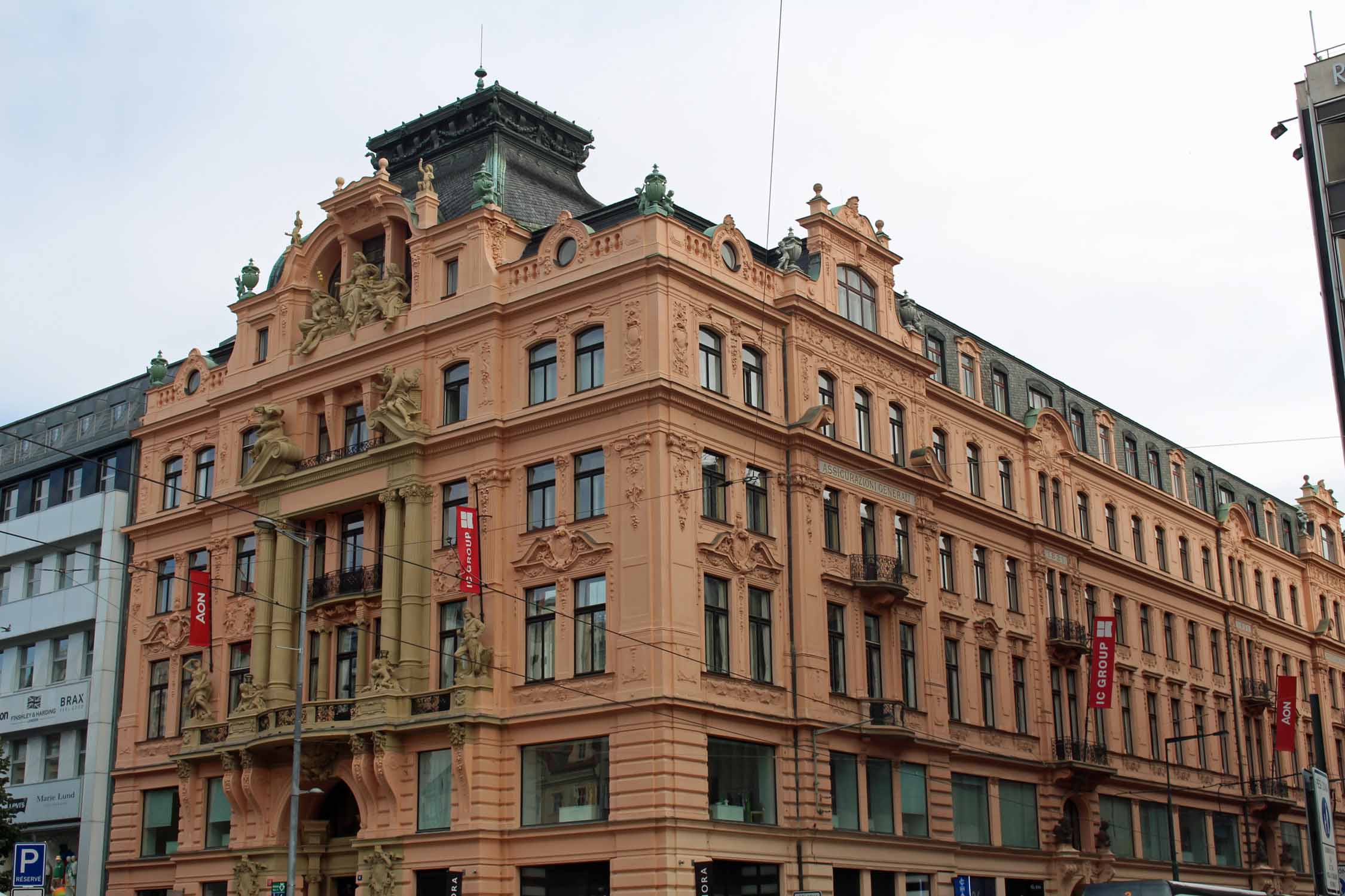 Prague, avenue Venceslas, bâtiment rose