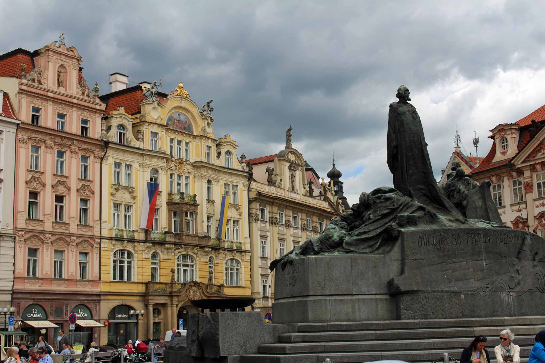 Prague, bâtiments colorés, mémorial Han Hus