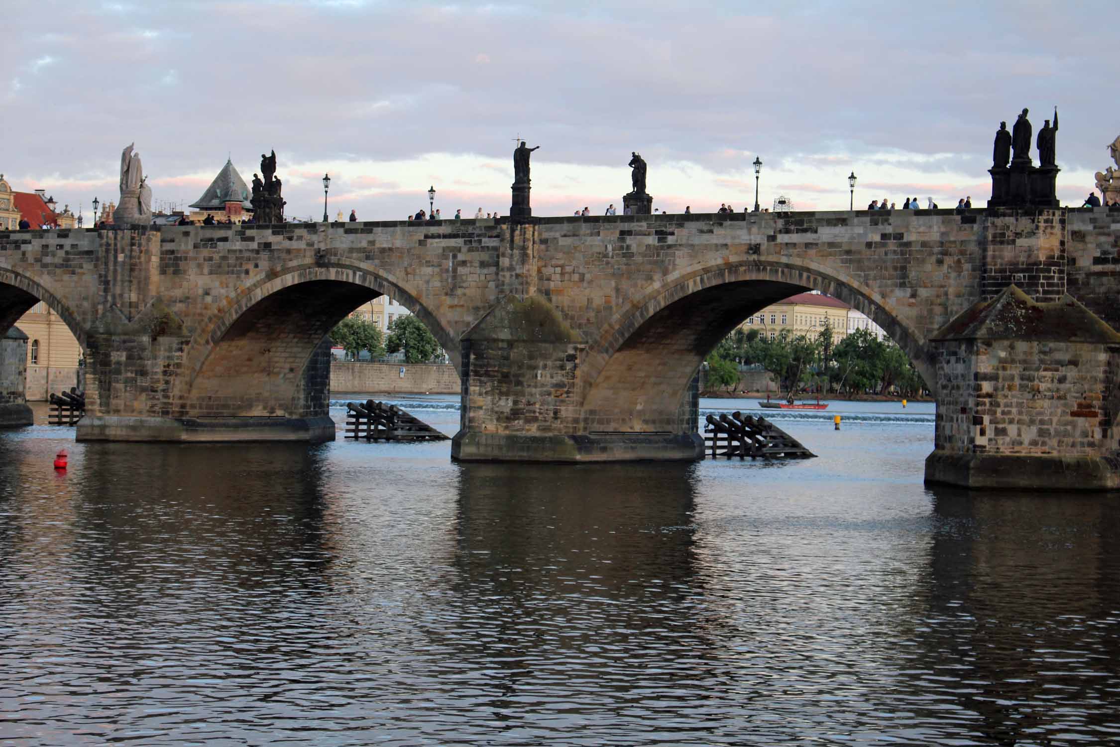 Prague, pont Charles, arches soir
