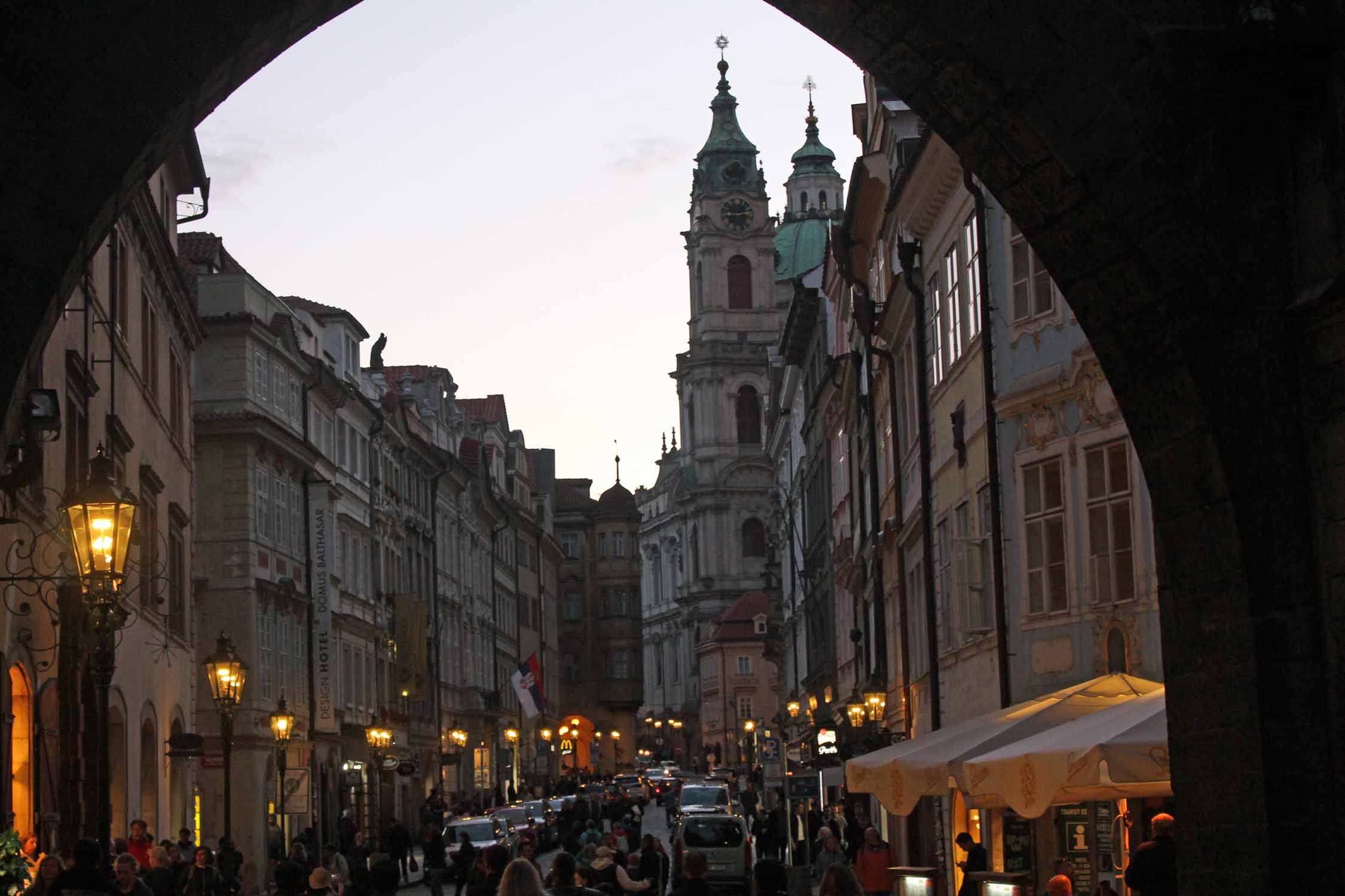 Prague, rue Mostecka, nuit