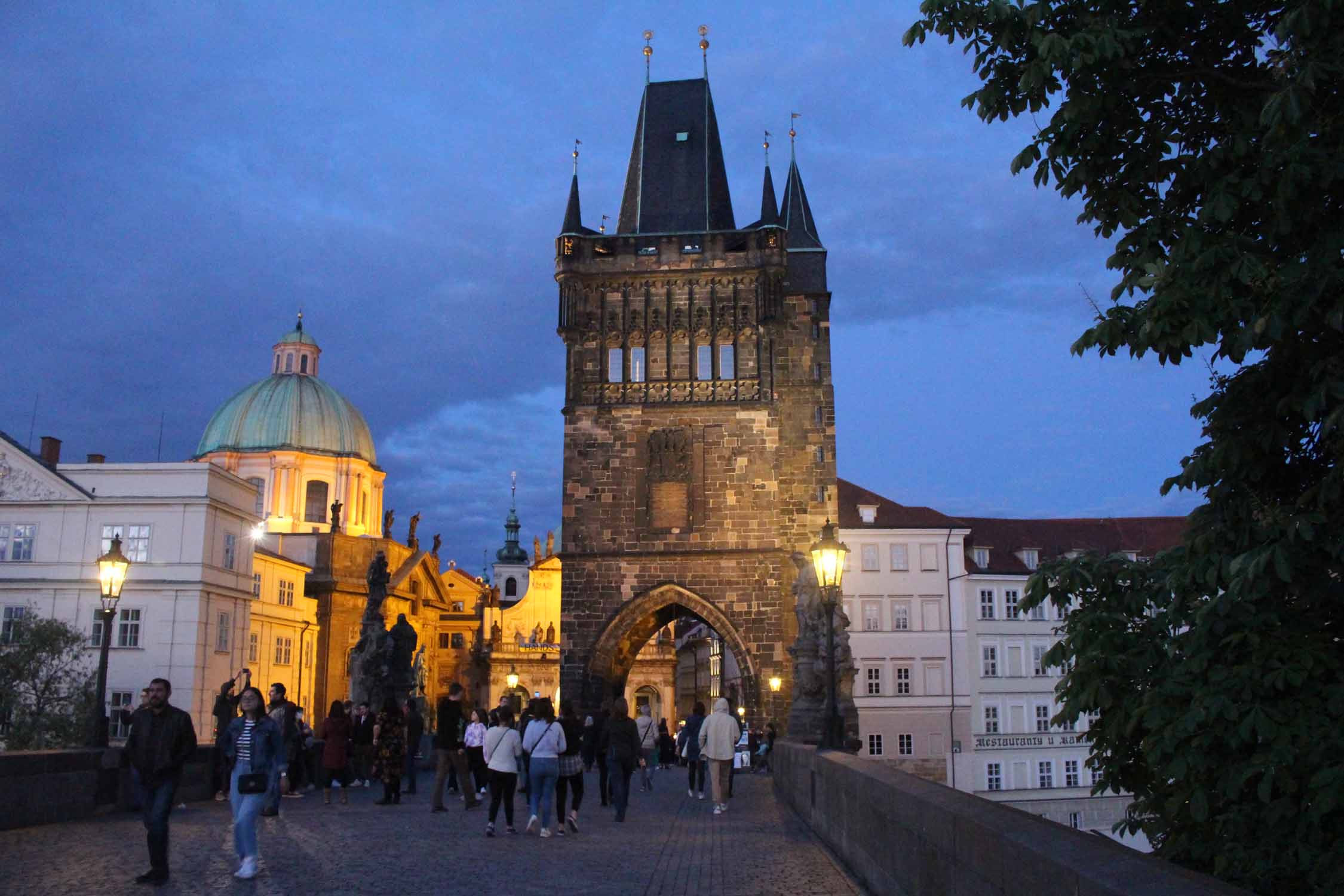 Prague, pont Charles, tour gothique, nuit