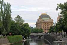 Prague, rivi&egrave;re Vltata, th&eacute;&acirc;tre