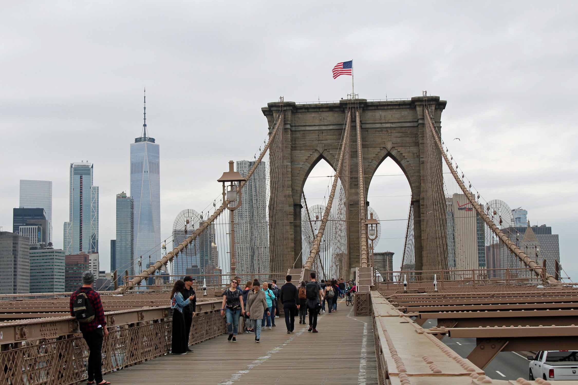 New York, pont de Brooklyn, vue sur Manhattan