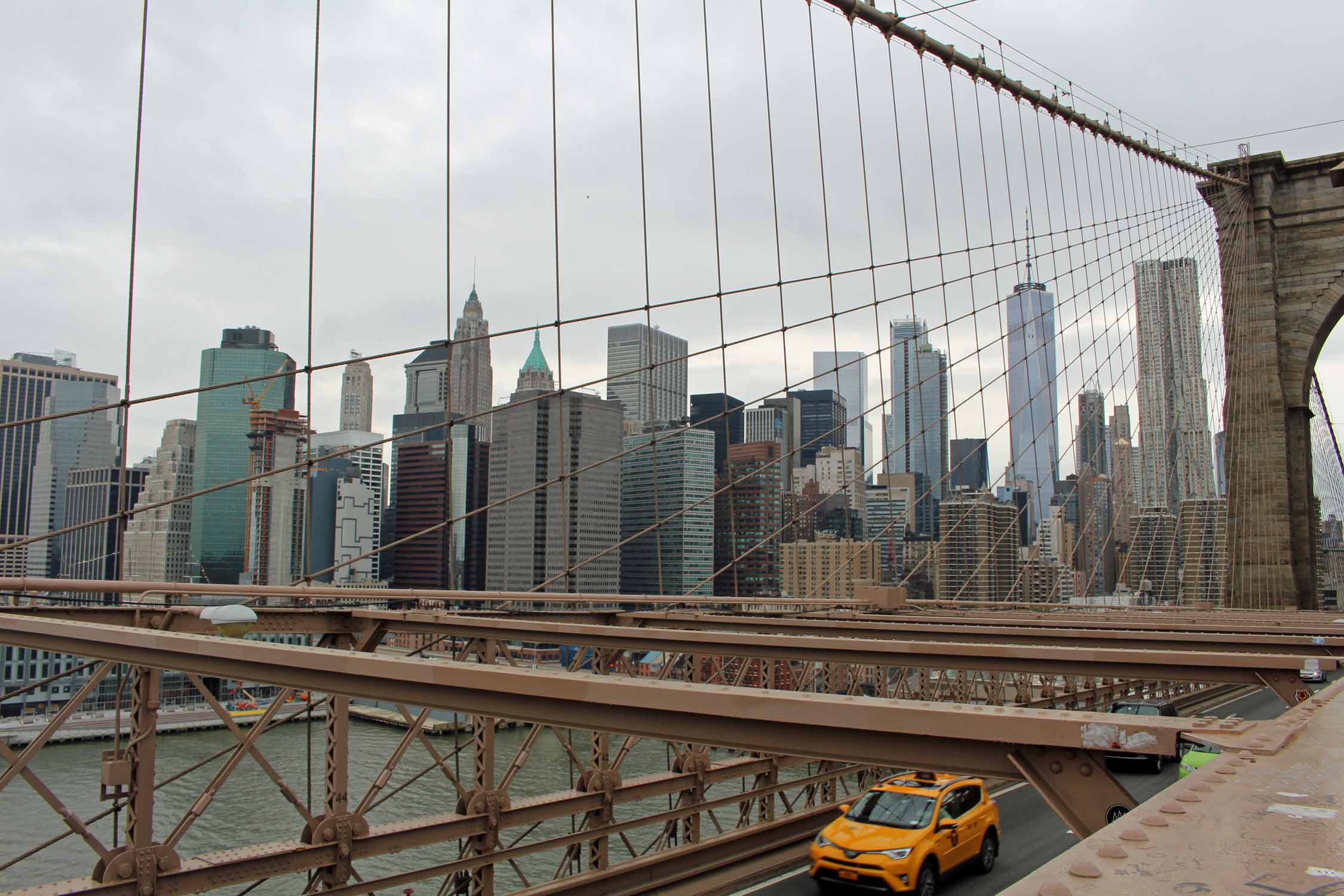 New York, pont de Brooklyn, vue sur Manhattan, taxi