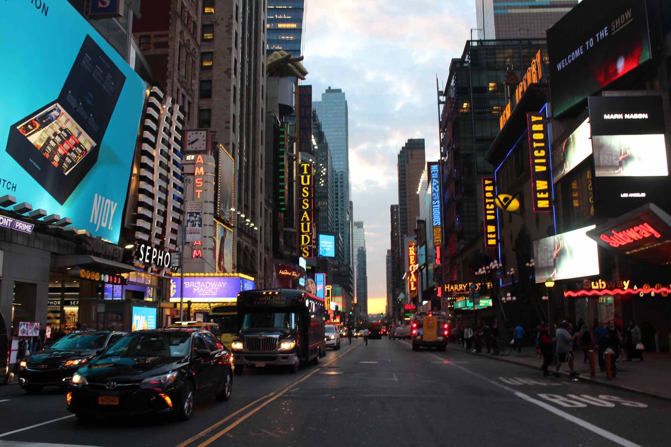 New York, Manhattan, Quarante-deuxième rue, enseignes lumineuses