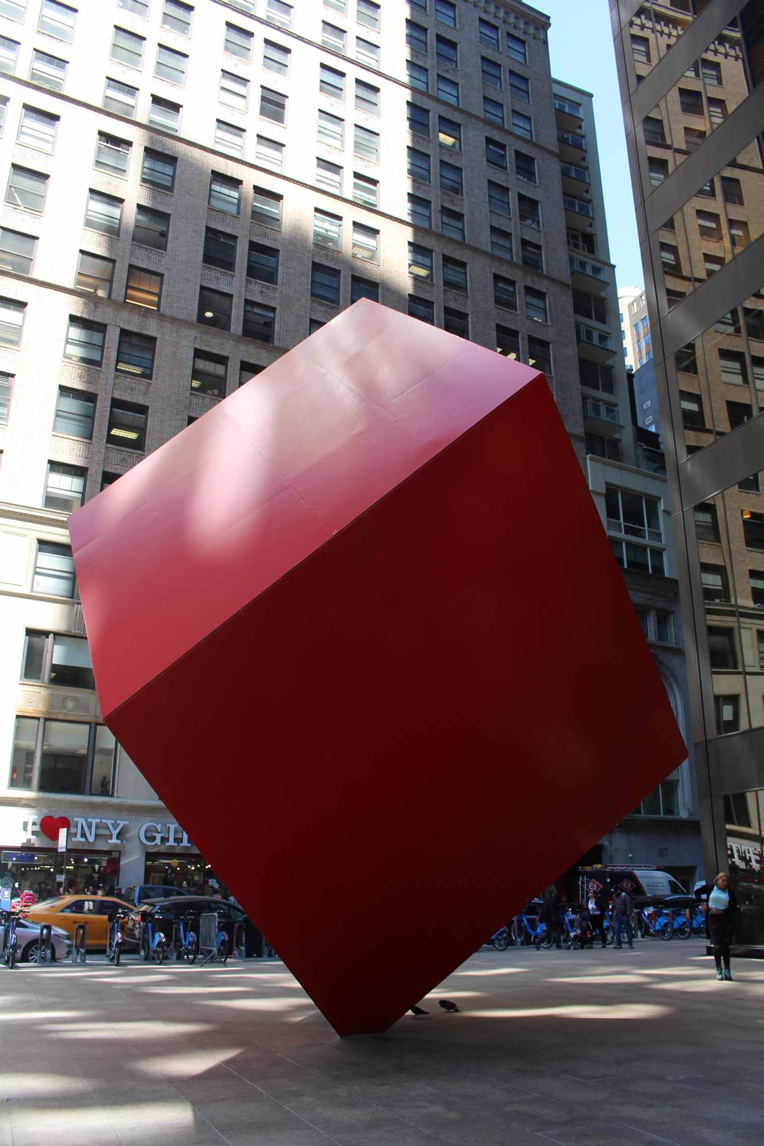 New York, Manhattan, sculpture Cube Rouge