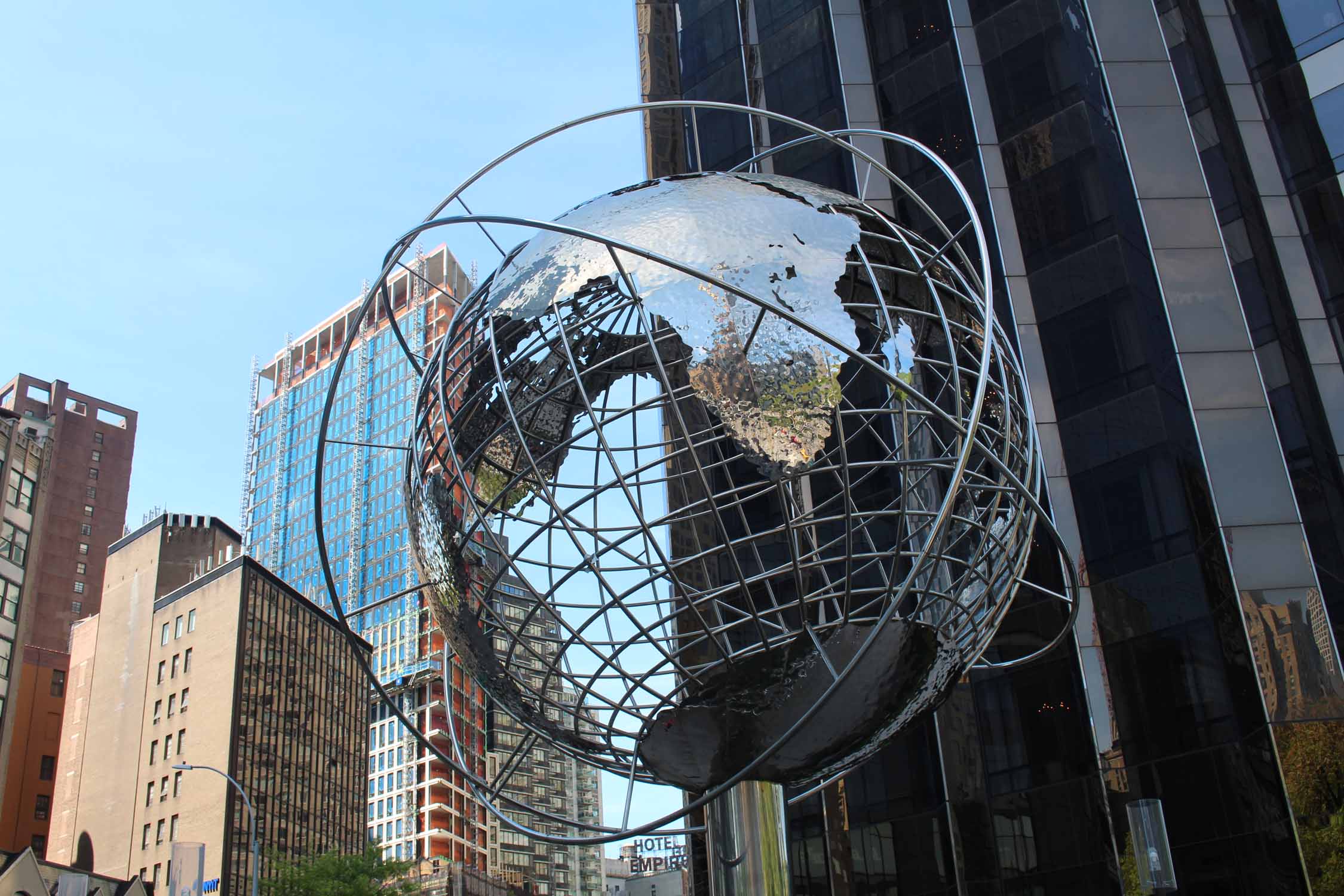 New York, Manhattan, globe sur la place Columbus Circle
