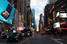 New York, Manhattan, Quarante-deuxi&egrave;me rue, enseignes lumineuses