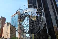 New York, Manhattan, globe sur la place Columbus Circle